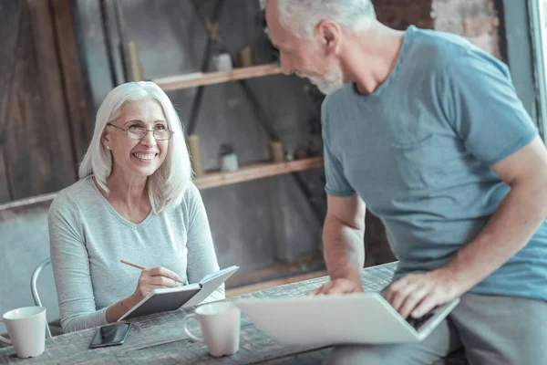 Soddisfatto donna responsabile sorridente e scrivere nel suo taccuino . — Foto Stock