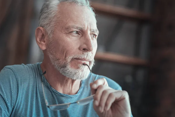 Interesse diepe man denken en houden van de bril. — Stockfoto