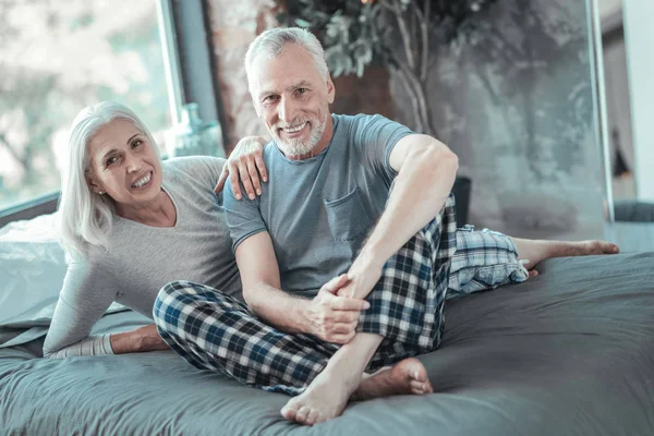 Preciosa pareja de ancianos estar en el malo y sonriente . — Foto de Stock