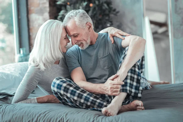 Linda pareja de ancianos estar juntos y abrazos . —  Fotos de Stock