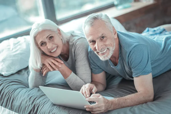 Birlikte vakit ve gülümseyen kıdemli şirin çift.