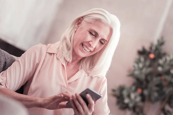 Envejecido señora linda mensajería y sonriendo . — Foto de Stock