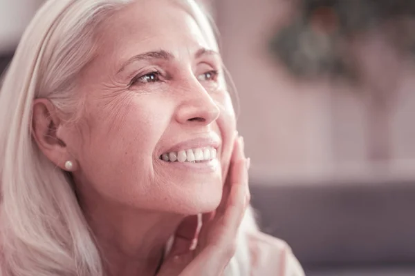 Gris cabello satisfecho señora mirando a un lado y sonriendo . — Foto de Stock