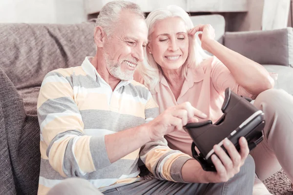 Pareja inteligente satisfecha con vistas a las gafas VR y sonriendo . — Foto de Stock