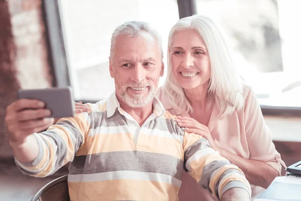 Bella coppia anziana sorridente e fare foto . — Foto Stock