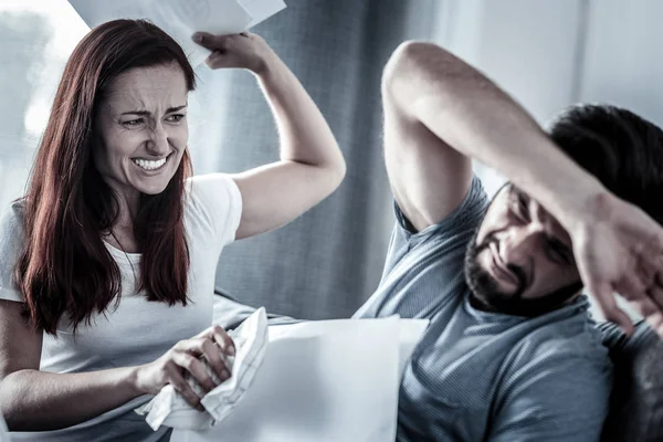 Pelirroja enojada peleando con su marido y mordiéndolo . — Foto de Stock