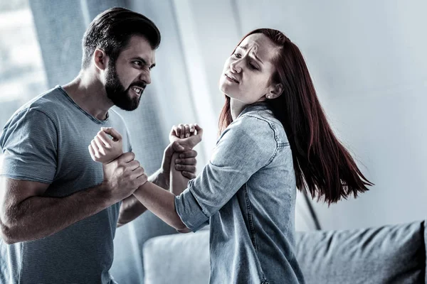 Uitgeput zwakke vrouw gevoel pijn en staande in de buurt van haar echtgenoot. — Stockfoto