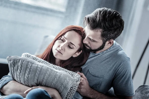 Kızıl saçlı üzgün kadın bir kenara ve duygu kötü kendini arıyor.