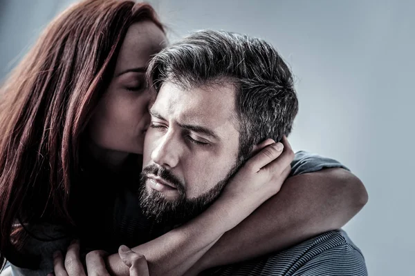 Agradável casal bonito abraçando uns aos outros fechando seus olhos . — Fotografia de Stock