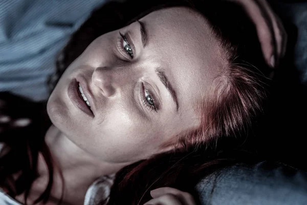 Triste mujer infeliz mirando a un lado y estando enferma . — Foto de Stock