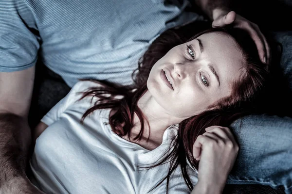 Frustrerad upprörd kvinna känsla säng själv och tittar åt sidan. — Stockfoto