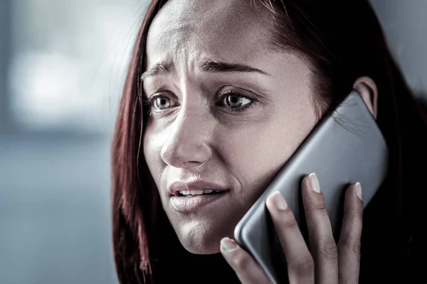 Traurige besorgte Frau ruft an und hat Stress. — Stockfoto