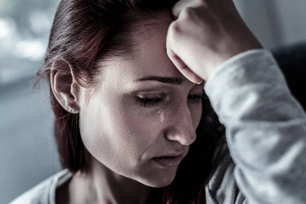 Triste femme frustrée d'être seule et de pleurer . — Photo