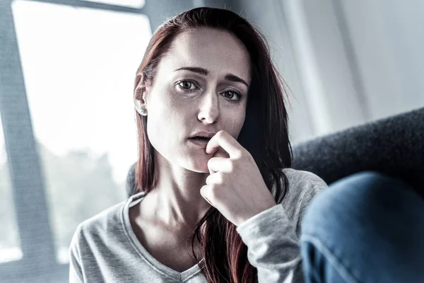 Depressief boos vrouw gevoel bed zelf en kijken rechte. — Stockfoto