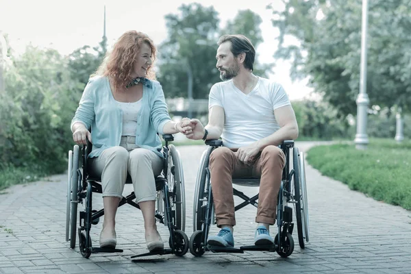 Mujer feliz mirando a su hombre — Foto de Stock