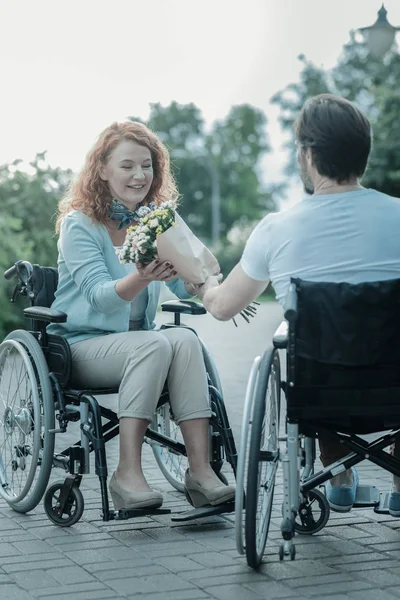 Positiv glad älskande par som spenderar tid tillsammans — Stockfoto