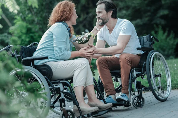 Soort vrouwelijke persoon wordt dankbaar dat haar vriendje — Stockfoto