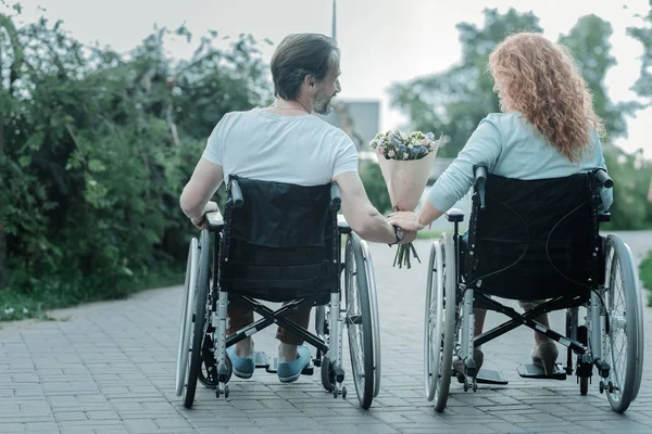 Baksidan på lyckliga paret att promenader i parken — Stockfoto