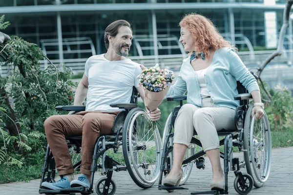 Mooie rode donkerharige vrouw in rolstoel zitten — Stockfoto