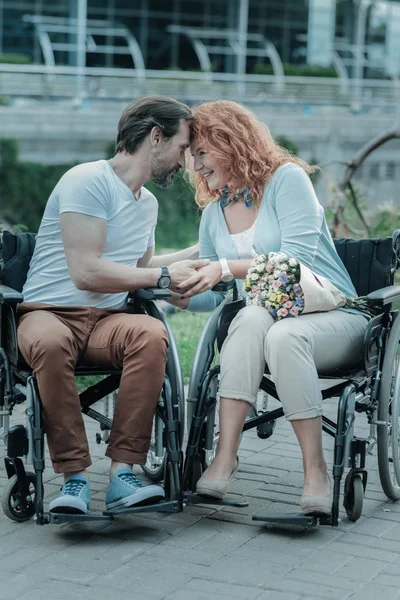 Annorlunda abled människor tittar på varandra — Stockfoto