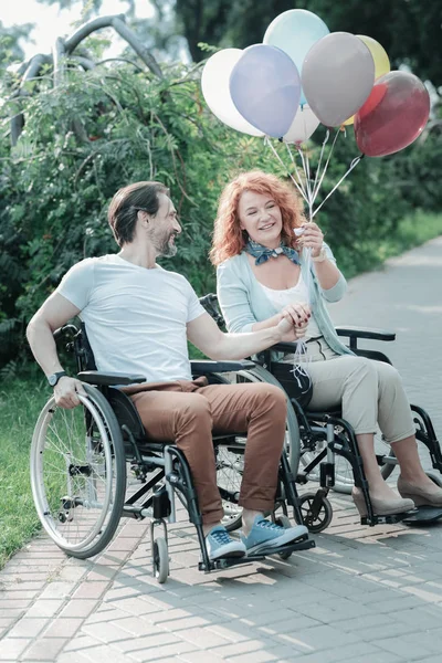 Imagen completa de la mujer feliz que sostiene globos — Foto de Stock