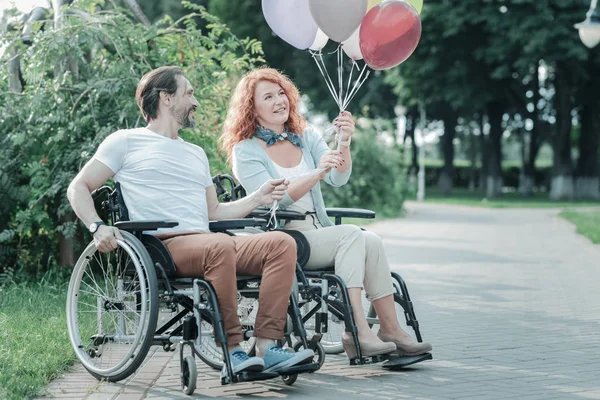 Verliefde paar wandelen in het park — Stockfoto