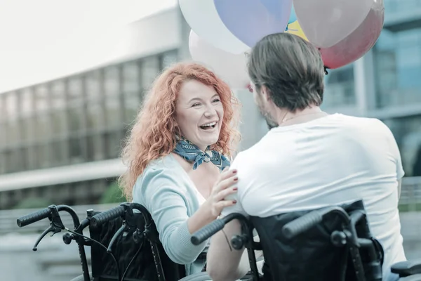 Positiv kvinnlig person som tittar på sin man — Stockfoto