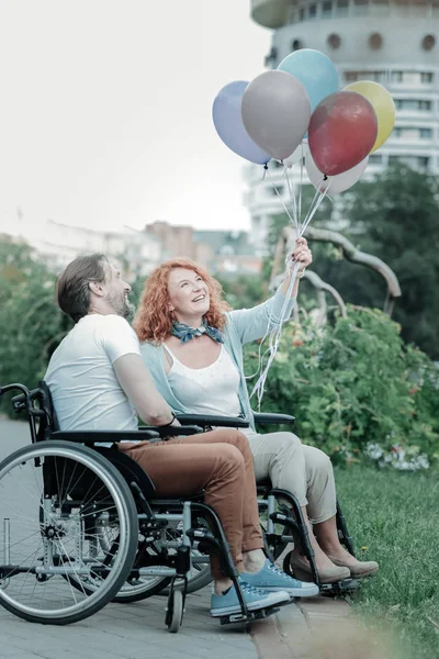 Jóvenes encantados pasando el fin de semana juntos — Foto de Stock