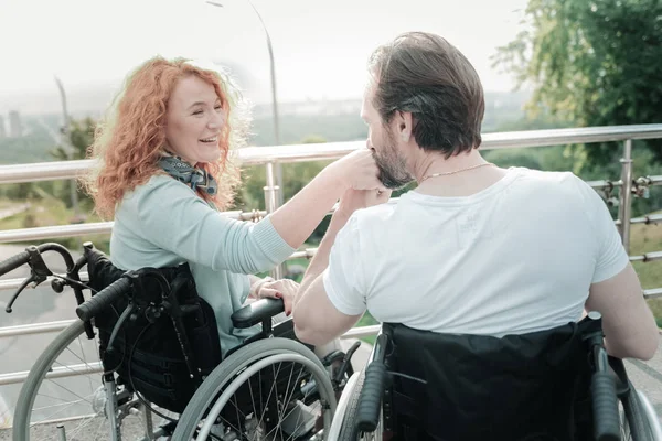 Feliz pareja capacitada diferente sentada en sus sillas de ruedas — Foto de Stock