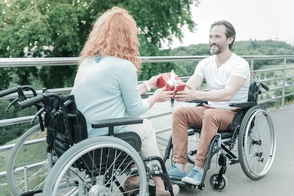 Positiva glada människor med datum — Stockfoto