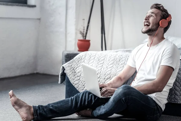 Feliz hombre alegre con auriculares —  Fotos de Stock