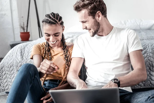Positiv trevligt par att göra en onlinebetalning — Stockfoto