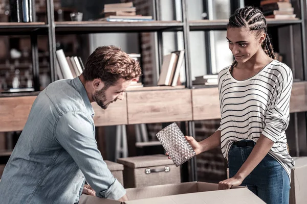 Mujer joven agradable sosteniendo un jarrón — Foto de Stock