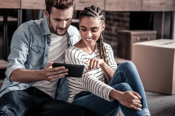 Mujer joven y agradable mirando la pantalla del teléfono inteligente — Foto de Stock