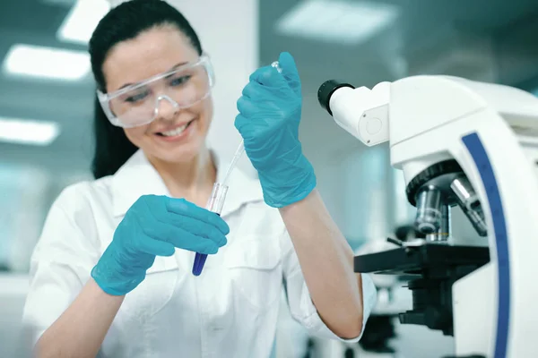 Bevoegde vrouwelijke wetenschapper een beschermende bril — Stockfoto