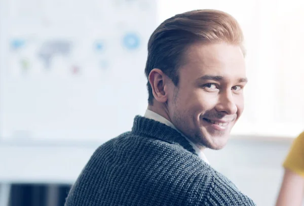 Smiling young man expressing positivity — Stock Photo, Image