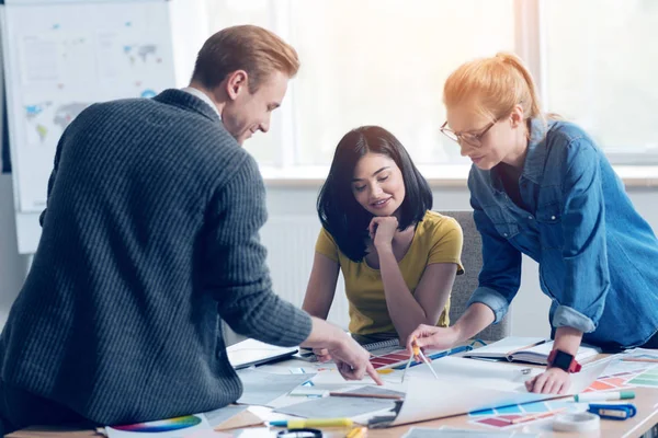 Diseñadores encantados positivos trabajando en un equipo — Foto de Stock