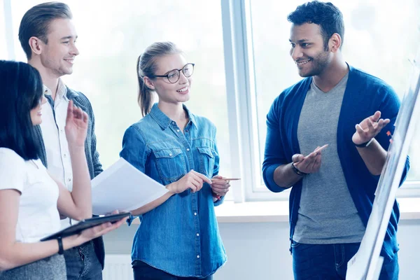 Bebaarde collega kijken naar zijn vrienden — Stockfoto