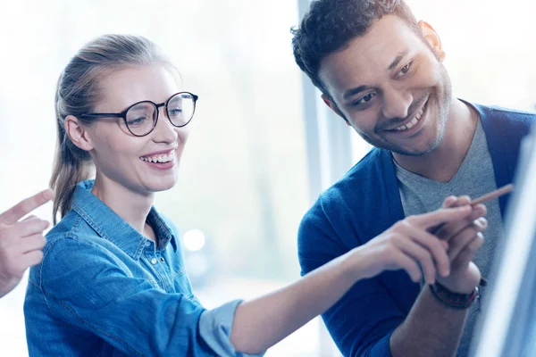 Retrato de rubia sonriente que apunta al error — Foto de Stock