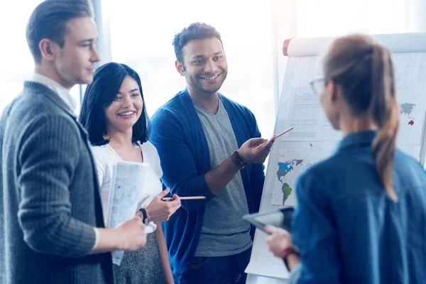 Grupp av positiva människor som lyssnar deras medarbetare — Stockfoto