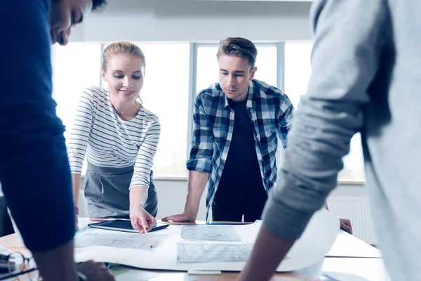 Mujer encantada señalando detalles importantes — Foto de Stock