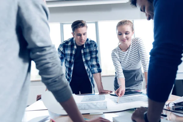 Lavoratori competenti che controllano il loro schizzo — Foto Stock