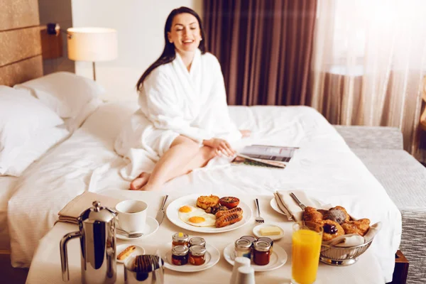 Mujer feliz mirando su desayuno — Foto de Stock