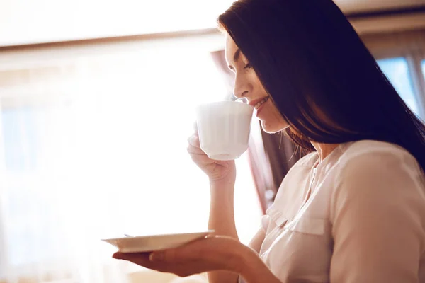 Mujer tierna bebiendo té de la mañana — Foto de Stock