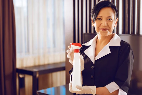 Cameriera deliziata dimostrando efficace detergente — Foto Stock