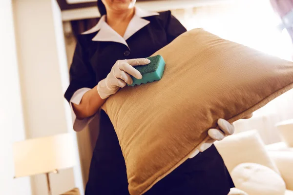 Закрыть женские руки, которые чистят подушку — стоковое фото