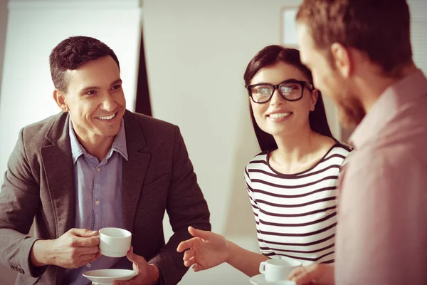 Alegre agradable colegas tomando café — Foto de Stock