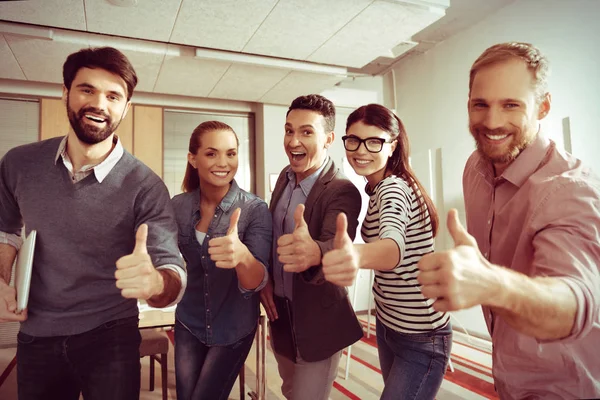 Gente positiva feliz de pie juntos —  Fotos de Stock