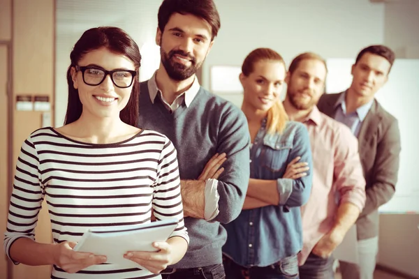 Alegre agradable mujer siendo un líder de equipo — Foto de Stock