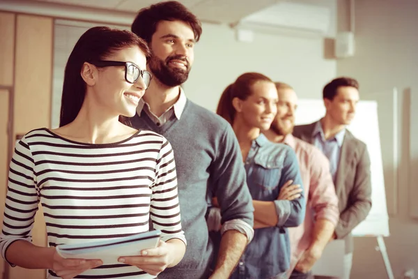 Mujer positiva alegre mirando a un lado — Foto de Stock